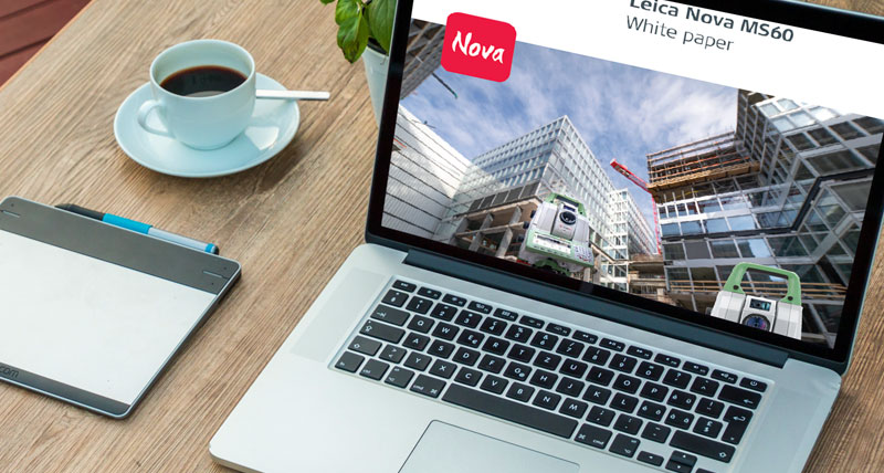 White paper om Leica MS60 MultiStation vises på en bærbar computer på et kontor.